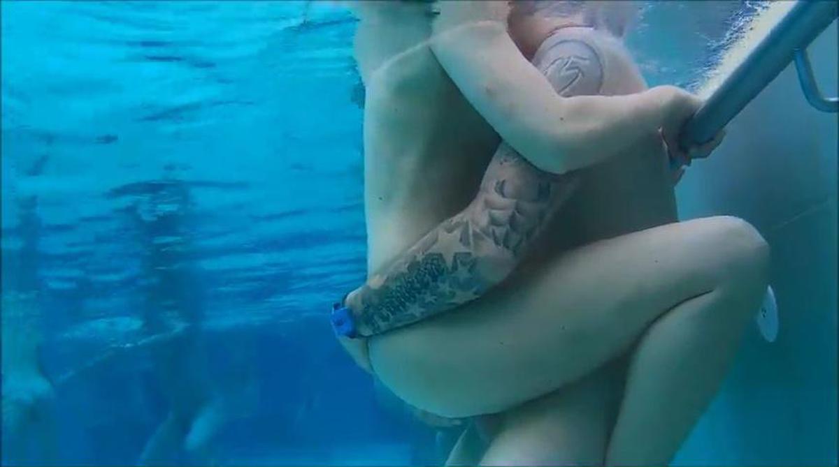 Sexe dans la piscine publique