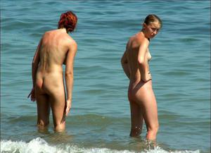 Família de nudistas praia de nudismo