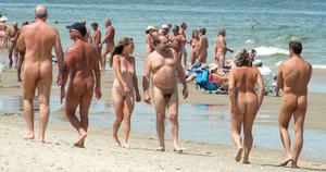 न्यडिस्ट परिवार नग्न समुद्र तट