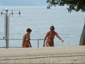 裸体主义者家庭裸体海滩