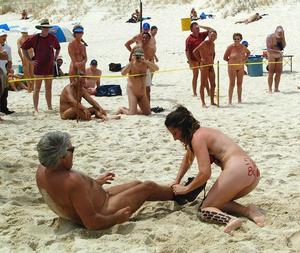 न्यडिस्ट परिवार नंगी समुद्र तट