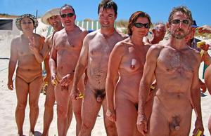 न्यडिस्ट परिवार नंगी समुद्र तट