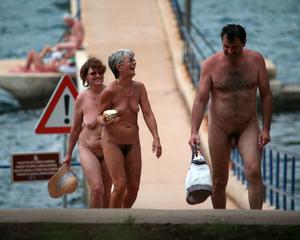 裸体主义者家庭裸体海滩
