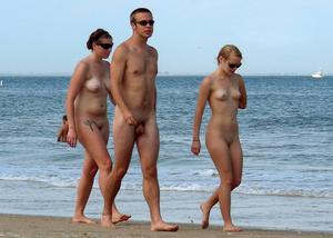 Семья нудистов, нудистский пляж