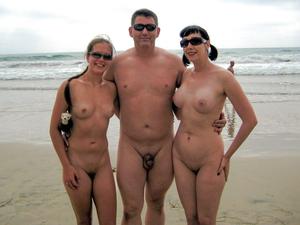 Plage de nudistes de la famille nudistes