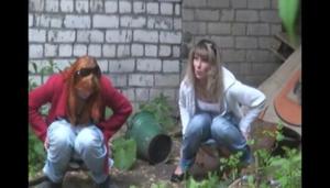 ロシアの女の子の屋外の放尿