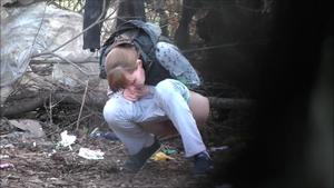 Russische Mädchen pissen im Wald
