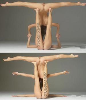 Sexy Zwillinge – nackte akrobatische Stellungen