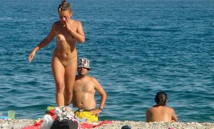 Nudistas familia playa nudista