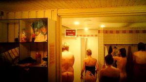 在浴室間諜攝像頭上赤身裸體
