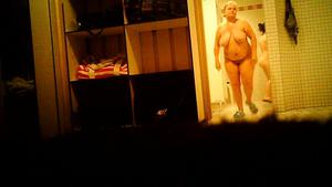 在浴室间谍摄像头上赤身裸体
