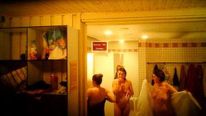 在浴室间谍摄像头上赤身裸体