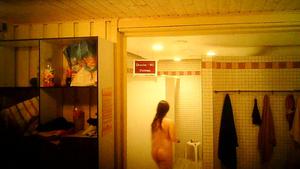 バスルームのスパイカムで全裸になりました