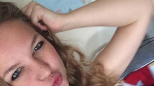 Impresiones desnudas caseras calientes de la adolescente Curvy Selfie