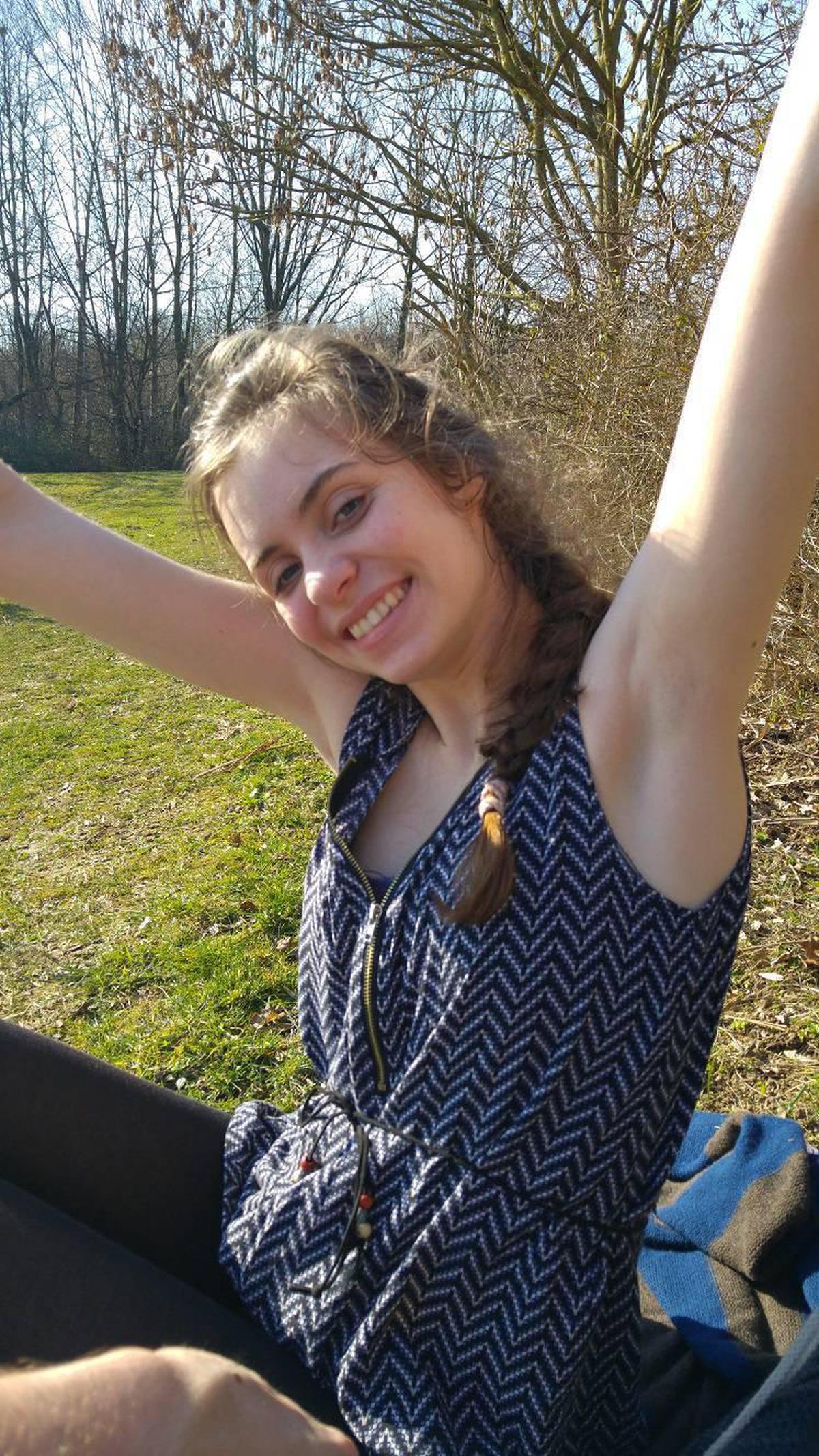 süße junge deutsche Freundin posiert nackt zu Hause