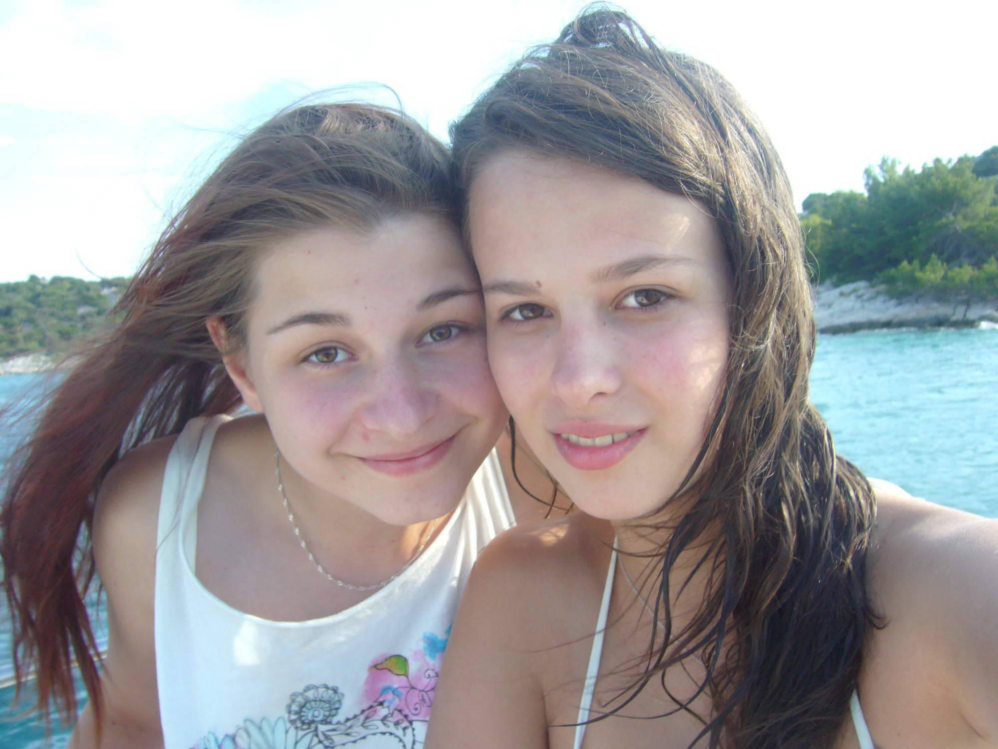 Jovens garotas nudistas de praia nuas ao sol