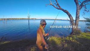 セクシーな裸の漁師がビデオを披露