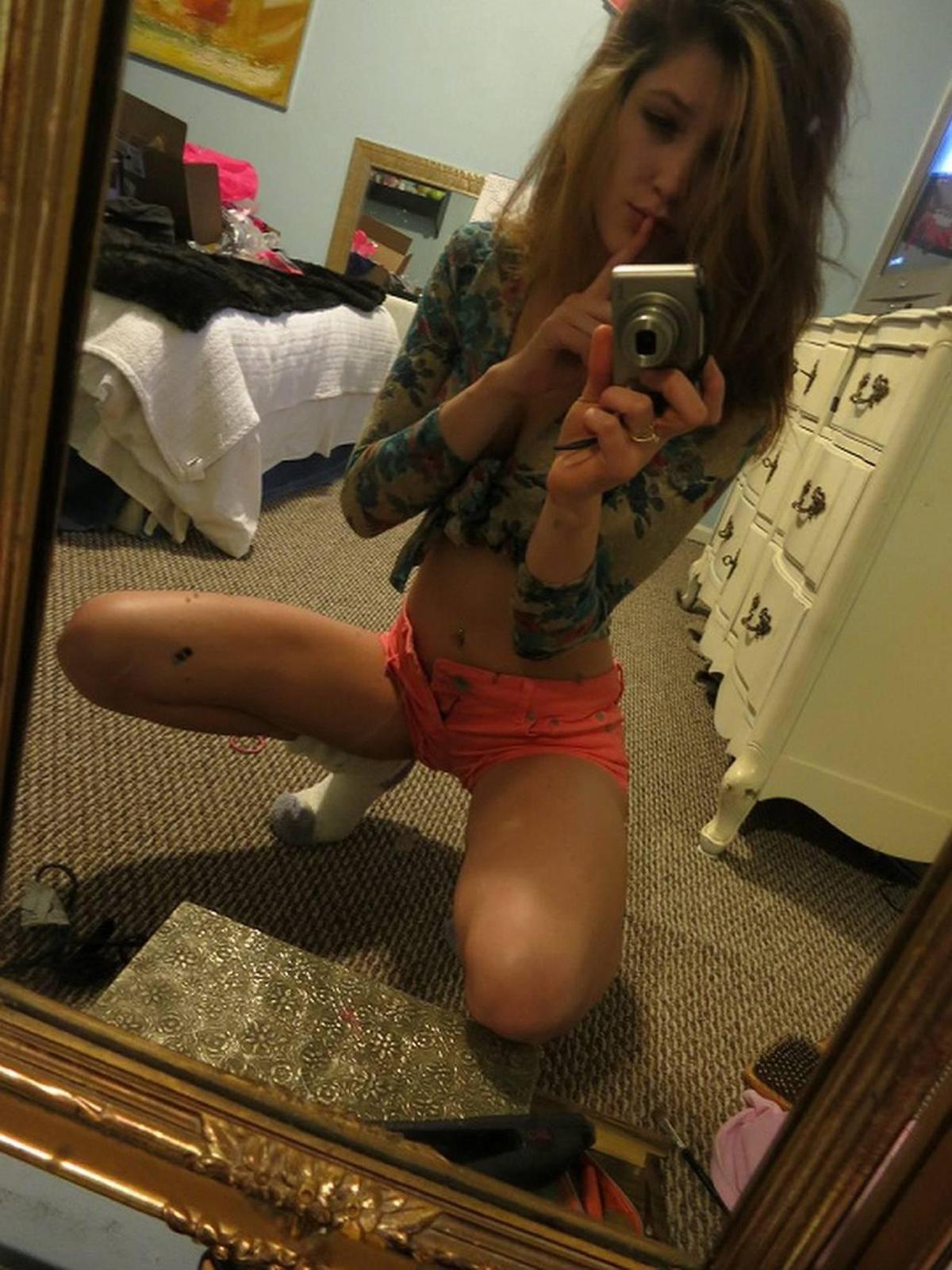 Esbelta americana Reddit selfie menina nus caseiros