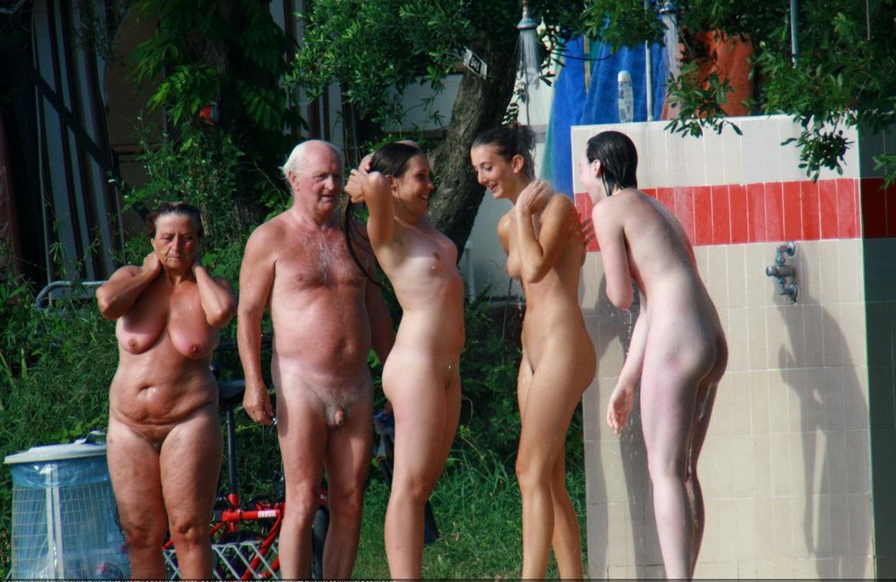 Nudistas familia playa nudista