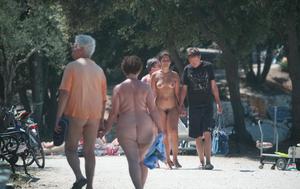 Família de nudistas praia de nudismo