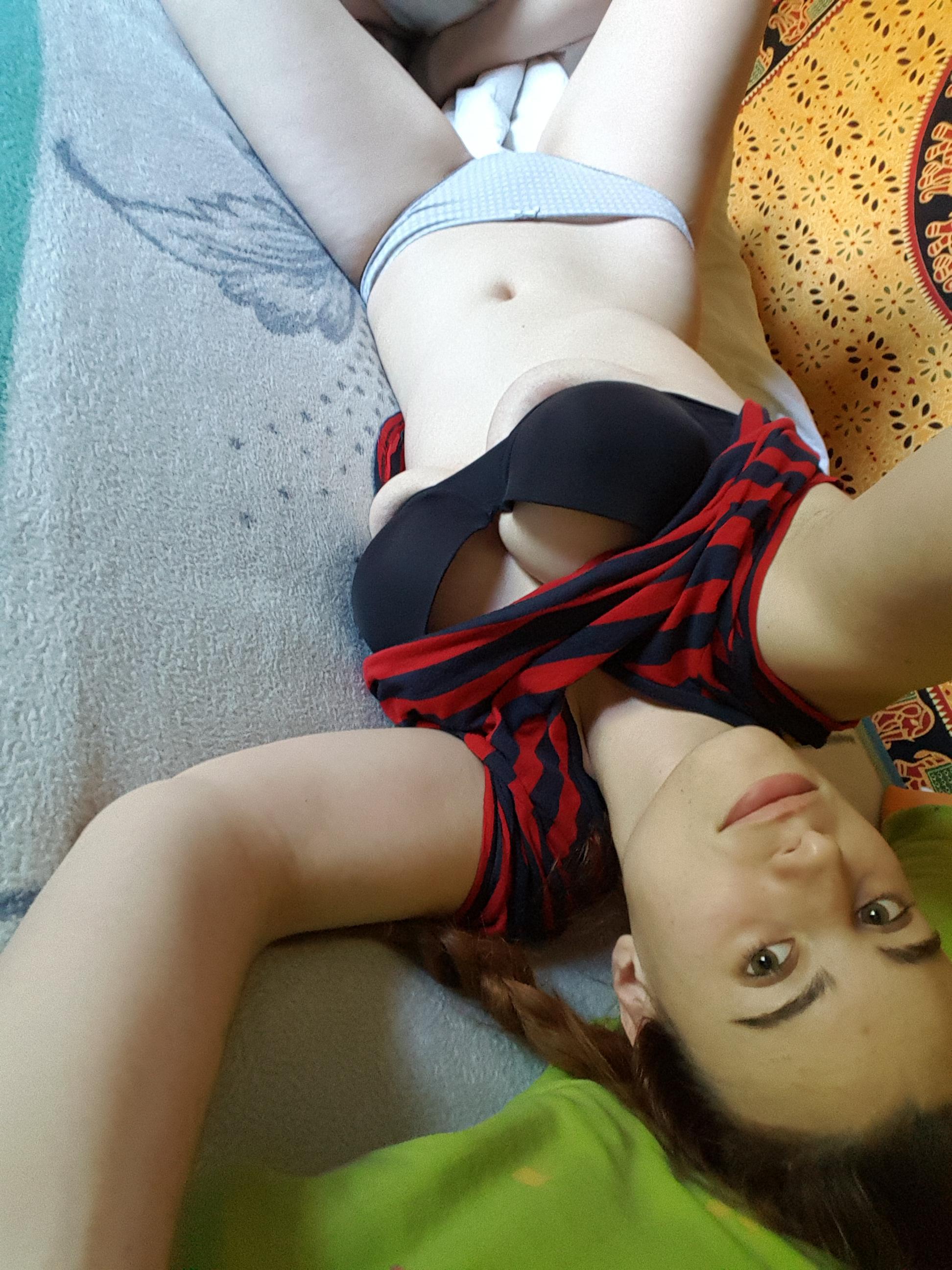 Nettes junges Selfie-Mädchen, das zu Hause sexy posiert