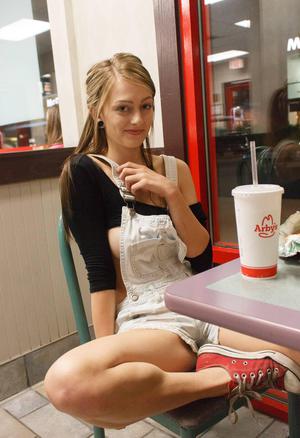 Молодая американка обнаженная модель в помещении на улице в любительском видео на публике в любительском видео