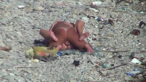 海灘上的性愛非常飢渴的性感女孩