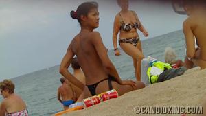 在海滩上监视裸体主义者的真正业余视频