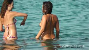在海滩上监视裸体主义者的真正业余视频