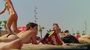在海灘上監視裸體主義者的真正業餘視頻