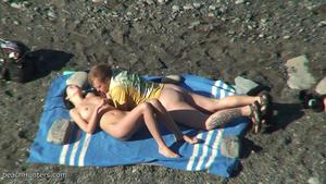 सार्वजनिक स्थानों में दृश्यरतिक सेक्स समुद्र तट