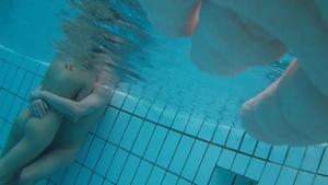 Voyeur subaquático na sauna da piscina 3