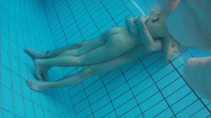 المتلصص تحت الماء في حمام السباحة 3