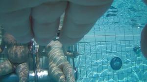 Подводный вуайерист в бассейне сауны 3