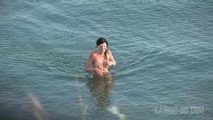 裸體主義者角質裸體徐娘半老在海灘偷窺偷窺