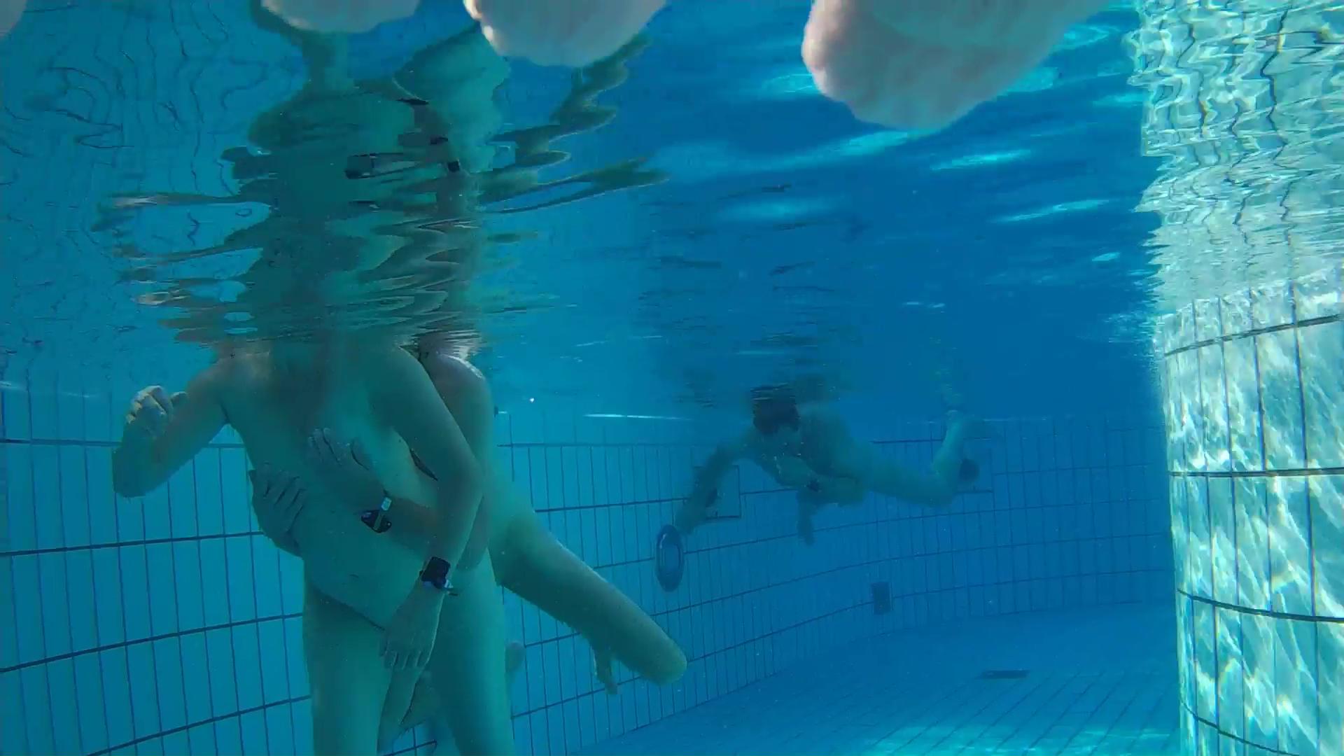 Подводный вуайерист в бассейне сауны 6