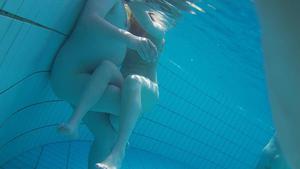 Voyeur submarino en sauna piscina 6