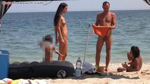 Nudisme de plage européen, filles seins nus!