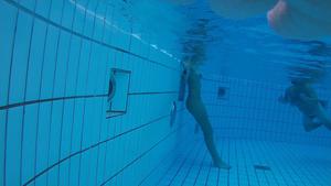 Voyeur submarino en sauna piscina 11
