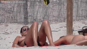 Nudismo de praia europeu, garotas de topless!