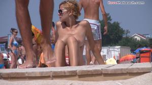 ¡Nudismo europeo en la playa, chicas en topless!