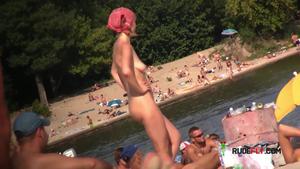 Pris en train de jouir sur la plage nudiste