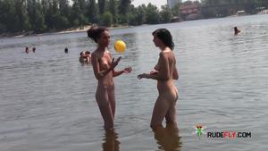 年輕的裸體主義者朋友在海灘上赤身裸體