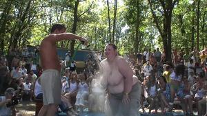 Concurso de camiseta mojada en un resort nudista