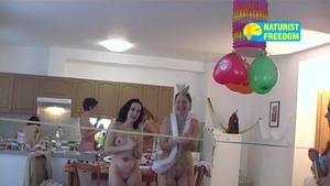 Семейная вечеринка по случаю дня рождения для девочек в чистом нудизме 2