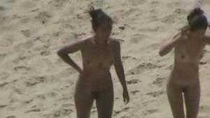 La alta vida en la playa nudista de Rafian 04