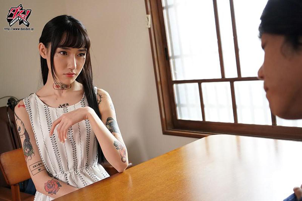DASD-622 "I'm Home, Old Man" Suddenly Homecoming With a Whole Body Tattoo. A younger sister who smiles at her brother's crotch. Sui Mizumori