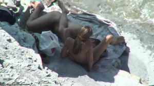 海滩上的性爱非常饥渴的性感女孩