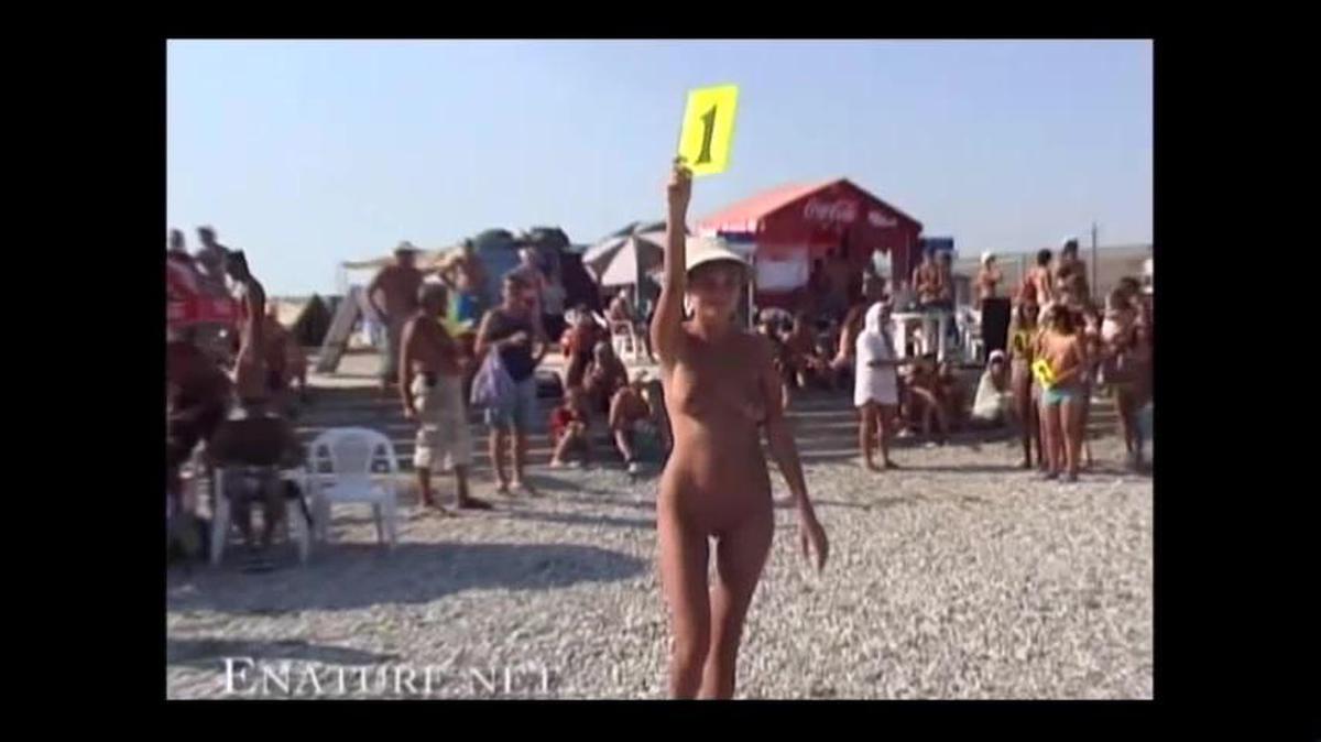 Desfile familiar de nudismo puro en la playa, parte 2