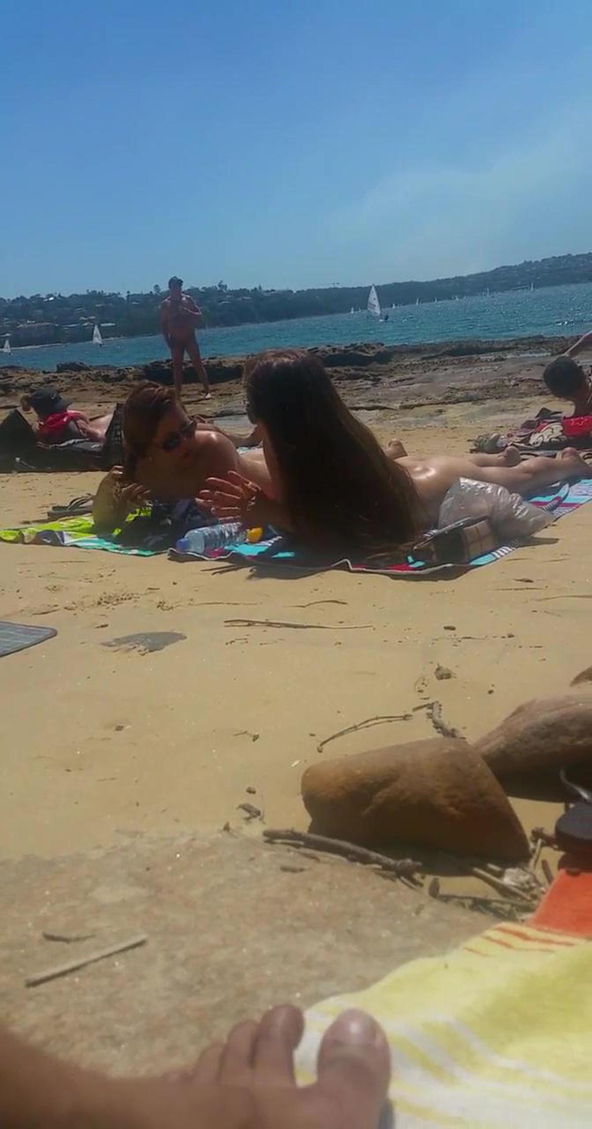 Garotas coreanas na praia de nudismo